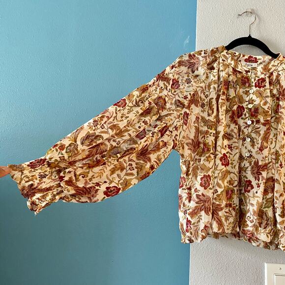 Fate Long Sleeve Floral Pearlescent Buttons
Size Small Romantic - Picture 13 of 14